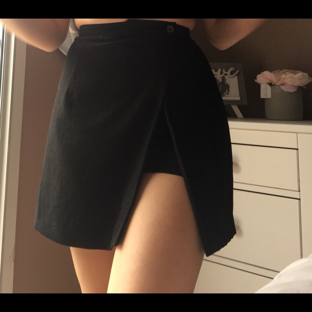 BLACK MINI SKIRT
